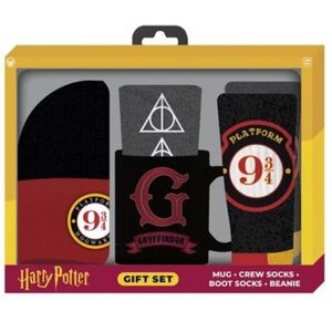 Hogwarts Harry Potter Gift Set - Mug - Crew Socks - Boot Socks - Beanie